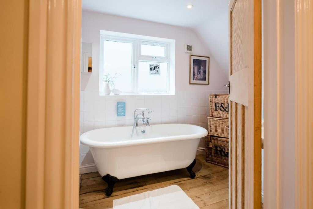 Spacious Home, Minutes Fom The Beach, Free Parking, Large Garden Area, Pets Welcome! Whitstable Luaran gambar