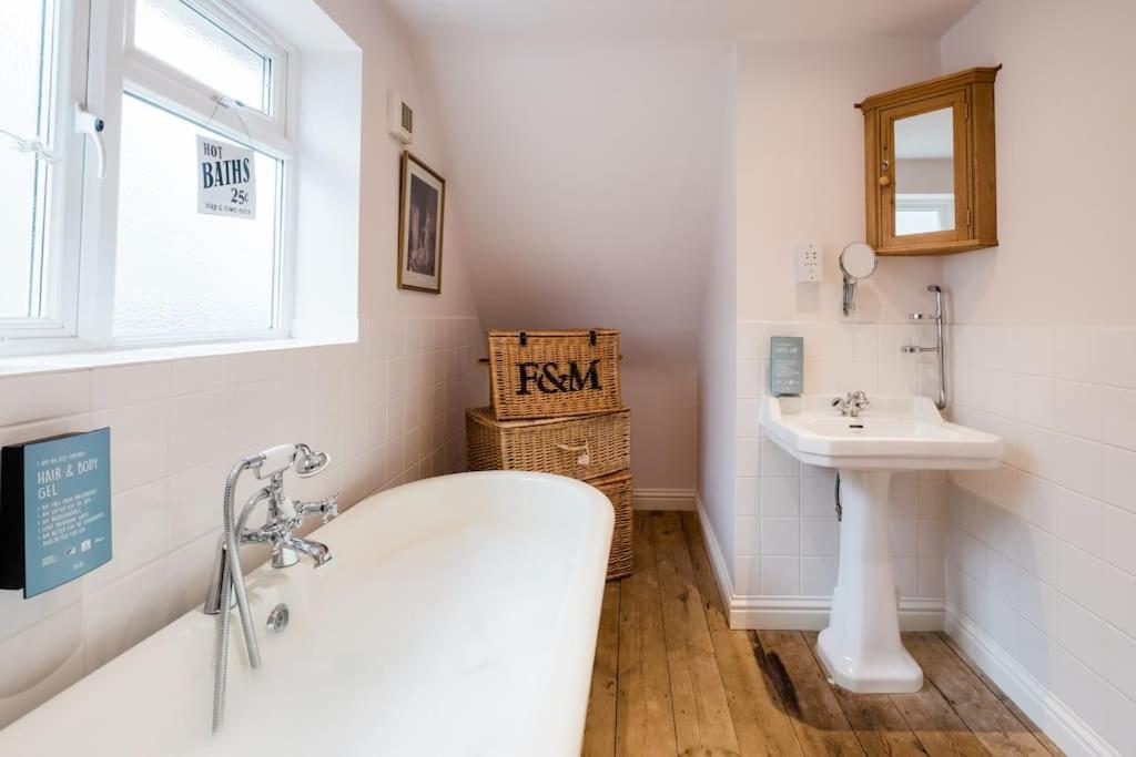 Spacious Home, Minutes Fom The Beach, Free Parking, Large Garden Area, Pets Welcome! Whitstable Luaran gambar
