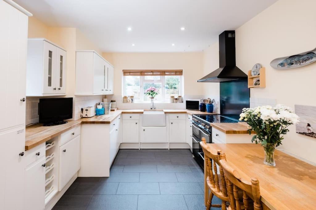 Spacious Home, Minutes Fom The Beach, Free Parking, Large Garden Area, Pets Welcome! Whitstable Luaran gambar